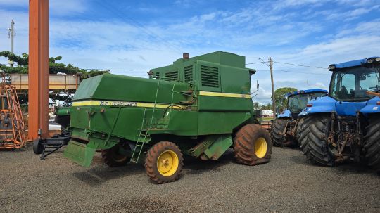 Temos colheitadeira John Deere 